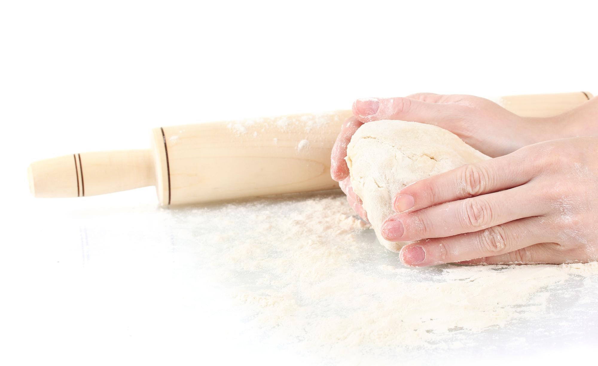 Nahaufnahme handgerollter Teiglinge in einer warmen Küche